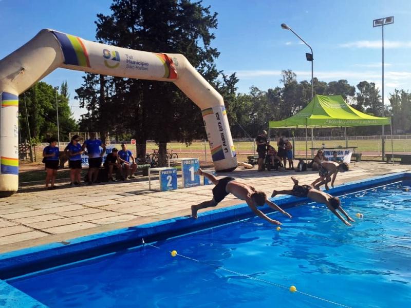 DECENAS DE CHICOS DE LAS COLONIAS DE VERANO EN EL CIRCUITO MUNICIPAL DE ...